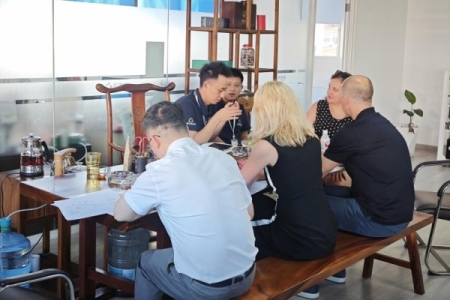 国外客户莅临我司考察，深化外贸交流与合作